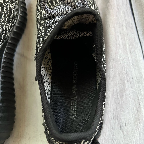 Adidas Yeezy Boost Women's Sneakers Size 7 Black White - Picture 5 of 9